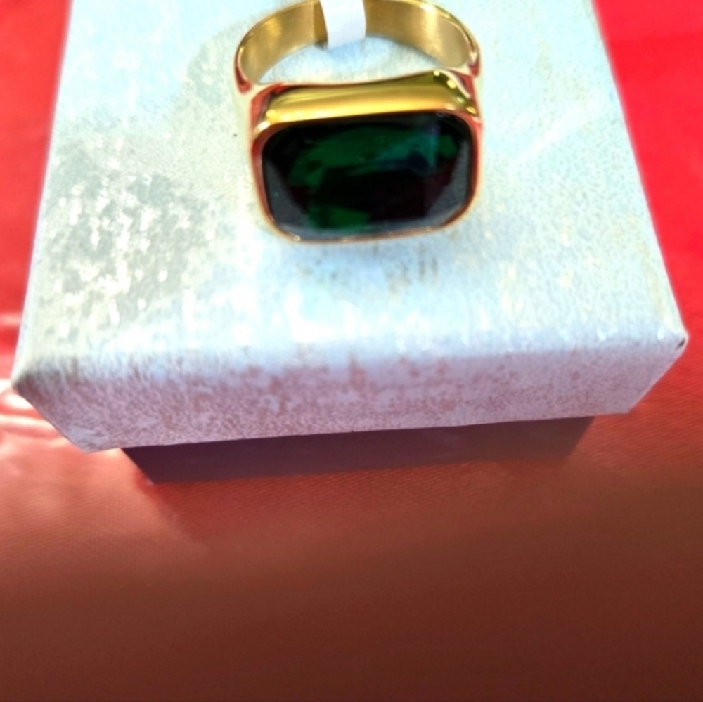 Ring Emerald Green Color Gold Plated Over Stainless Steel Ring - Picture 5 of 9